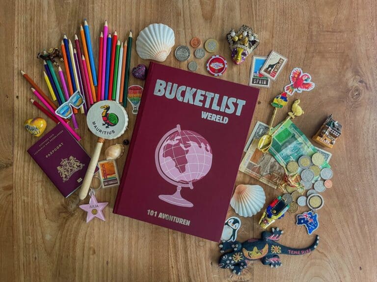 Cadeaus voor reizigers: hier scoor je punten mee 18 Bucketlist Wereld - voorkant