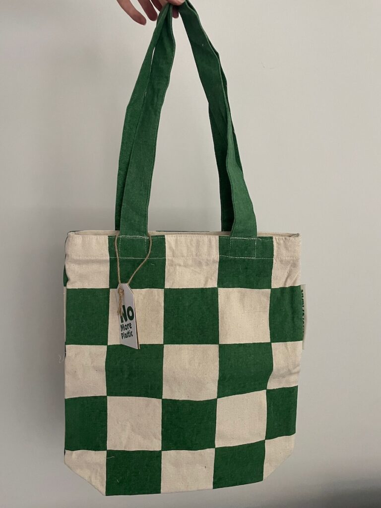 Cadeaus voor reizigers: hier scoor je punten mee 14 No More Plastic Bags tote bag simple square - cadeaus voor reizigers