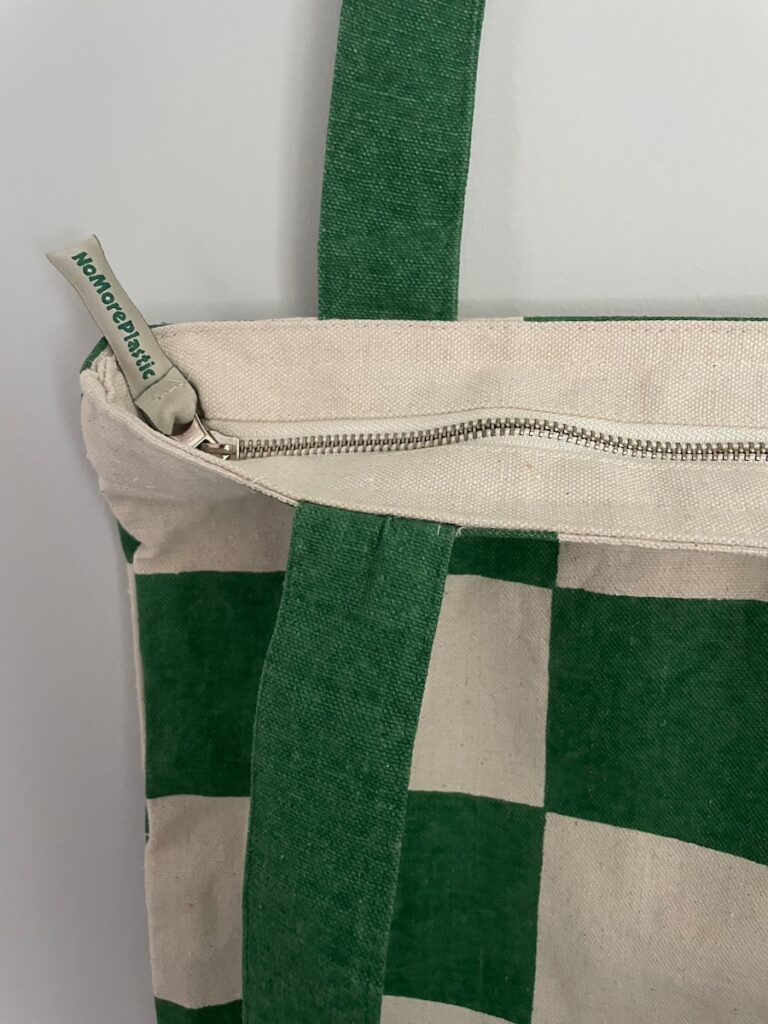 Cadeaus voor reizigers: hier scoor je punten mee 15 No More Plastic Bags tote bag simple square - cadeaus voor reizigers