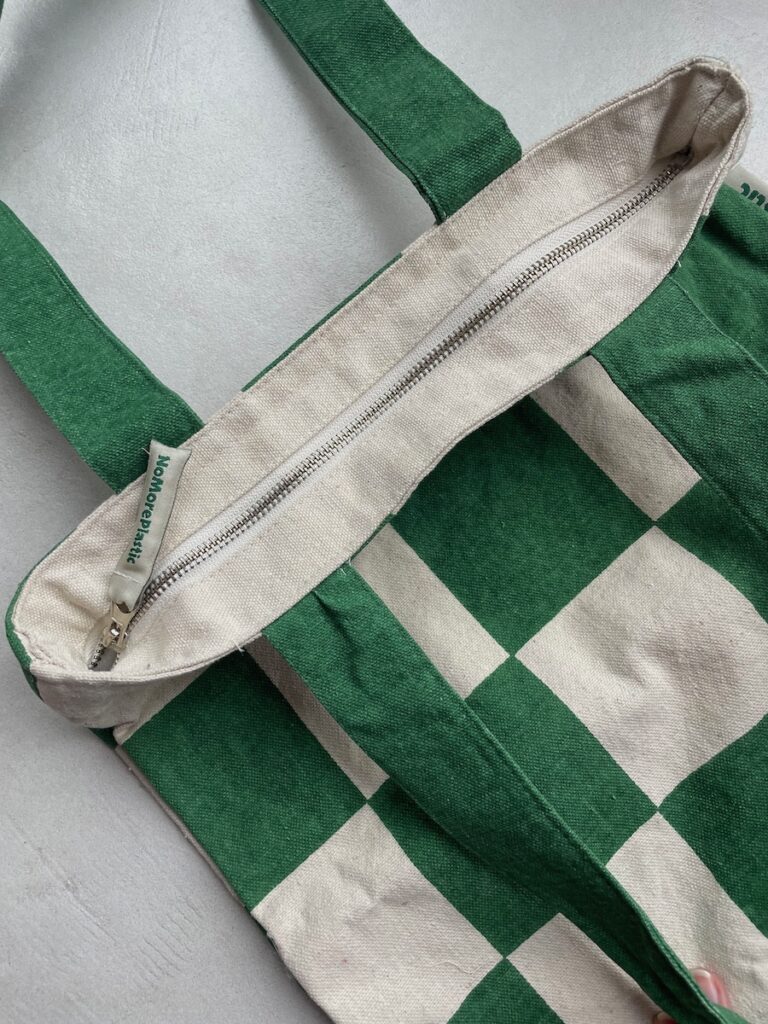 Cadeaus voor reizigers: hier scoor je punten mee 12 No More Plastic Bags tote bag simple square - cadeaus voor reizigers